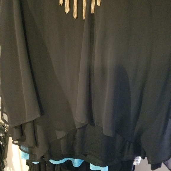 Flowing blouse with necklace - Picture 2 of 6